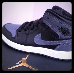 **SOLD** Kids, JORDAN 1 MID BP